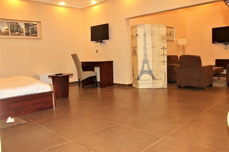 Hotel Four Season Guesthouse
