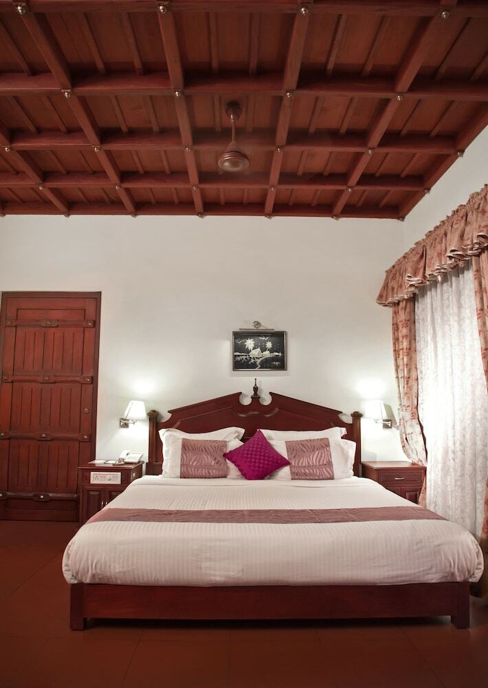 Hotel Lake Palace - A Luxury Backwater Resort