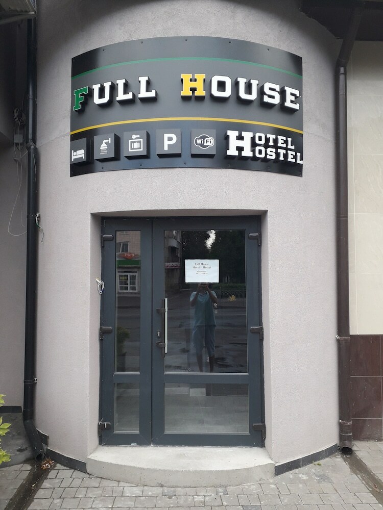 Full House Capsule Hostel