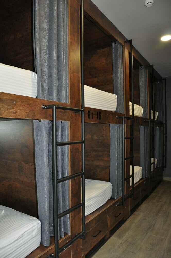 Full House Capsule Hostel