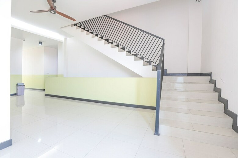 Hotel Oyo 127 W Residence