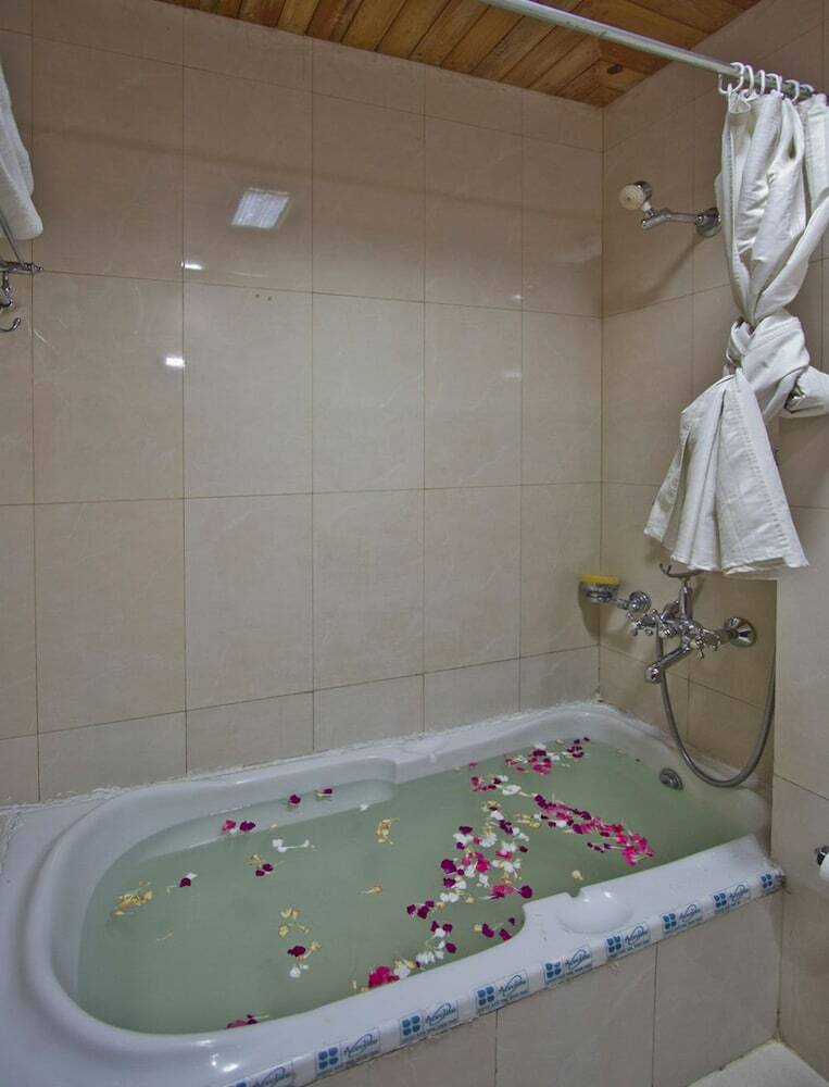 Broadways Inn - Hotel, Resort & Spa