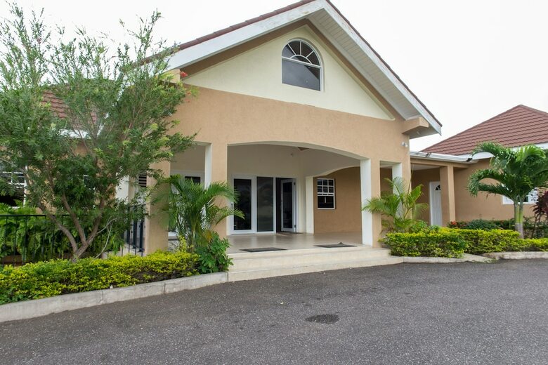 Ocho Rios Beach House At Dax Hall