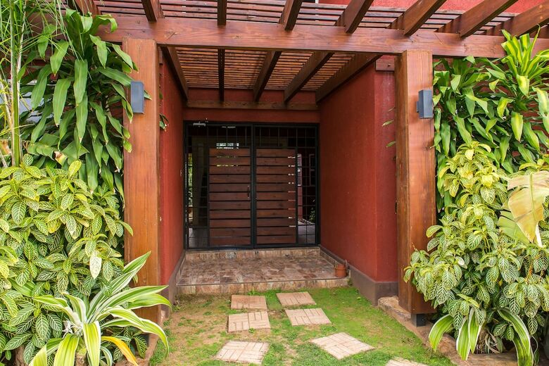 Kinsgton Modern Duplex Apartment With Pool