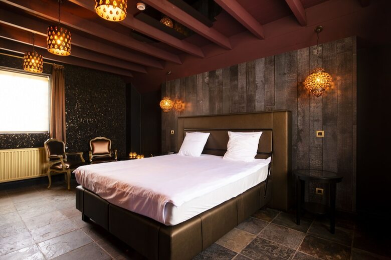 Love Hotel Domaine 10