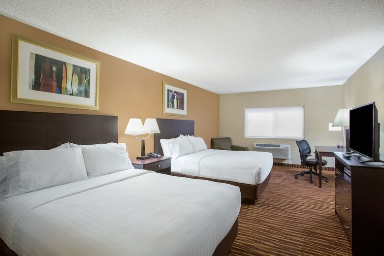 Hotel First Choice Inns At The Swell