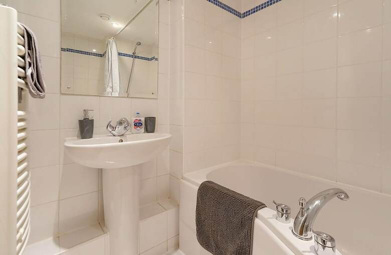 Leeds City Centre Apartment With River View