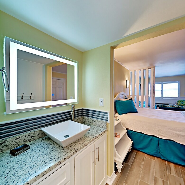 122 Sea Breeze - Sutdio Condo