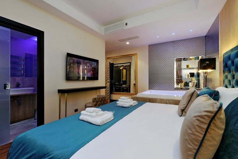 Hotel Spanish Hills Luxury Suites & Jacuzzi