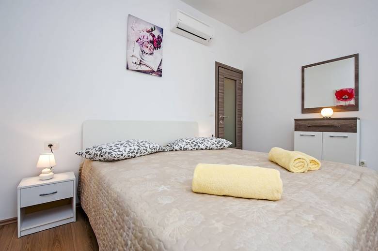 Hotel Apartments & Rooms Chiara