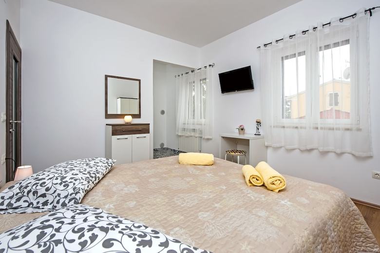 Hotel Apartments & Rooms Chiara