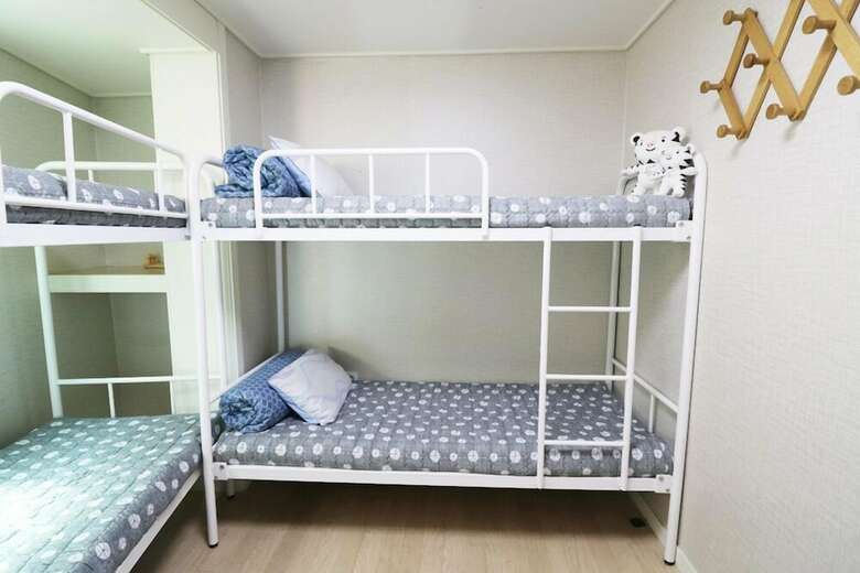 Hostal Four Seasons House - Hostel, Women Only