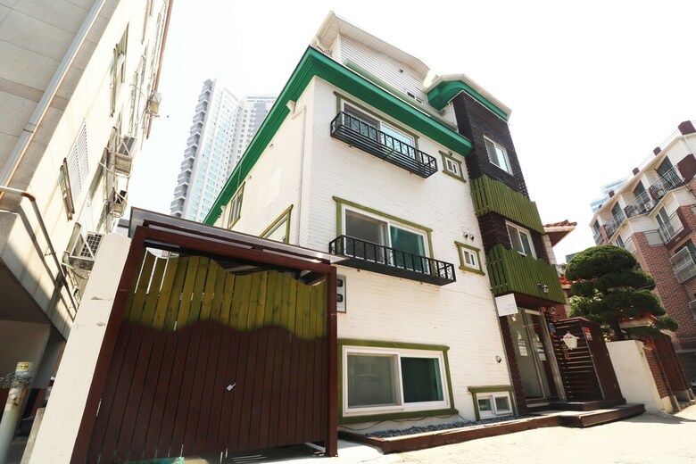 Hostal Four Seasons House - Hostel, Women Only