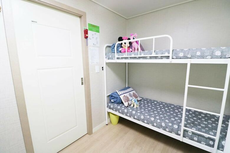 Hostal Four Seasons House - Hostel, Women Only