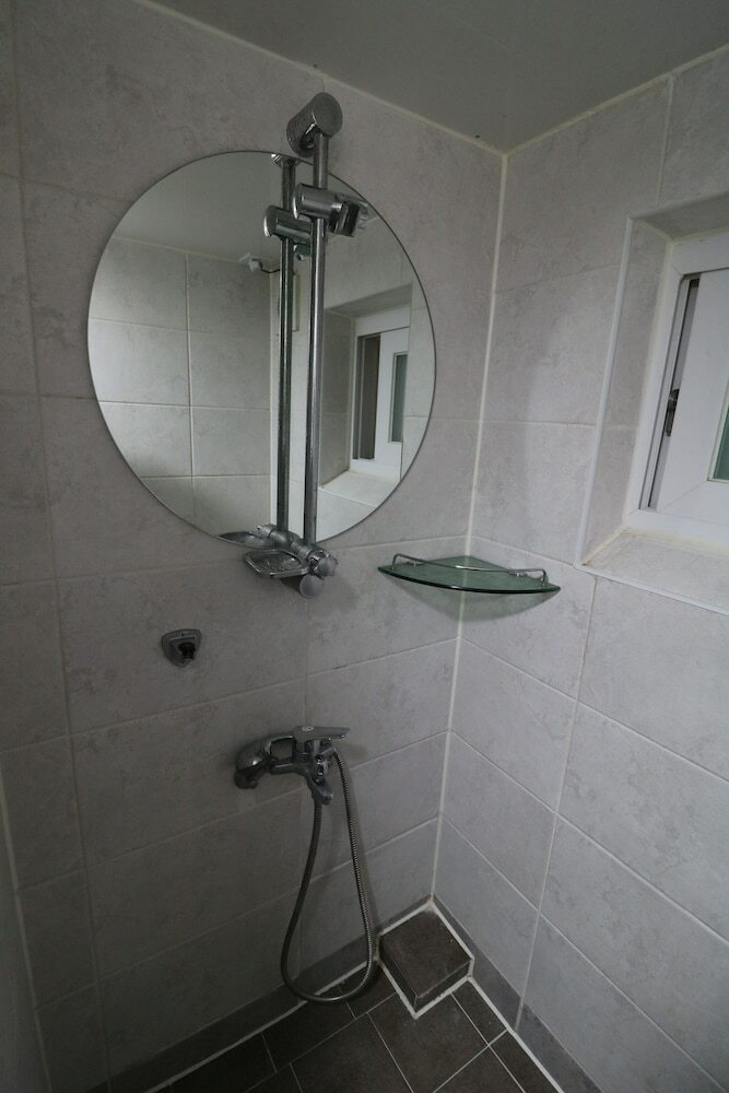 Hostal Four Seasons House - Hostel, Women Only