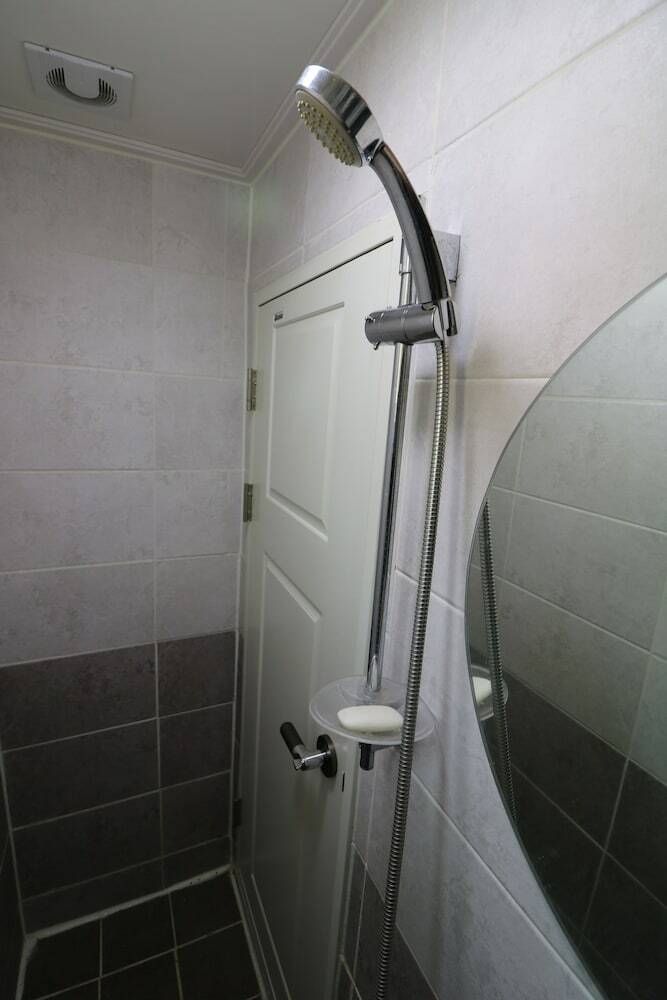 Hostal Four Seasons House - Hostel, Women Only