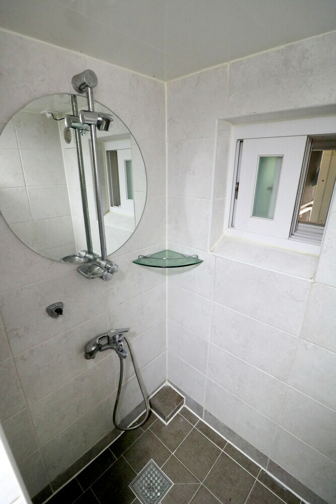 Hostal Four Seasons House - Hostel, Women Only
