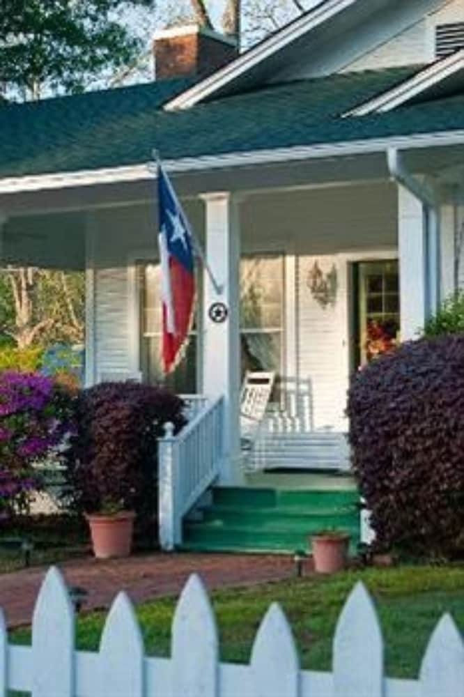 The Carriage House Bed And Breakfast