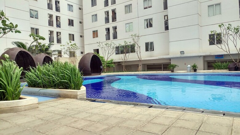 Pool View Bassura City Apartment