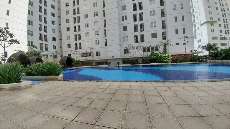 Pool View Bassura City Apartment