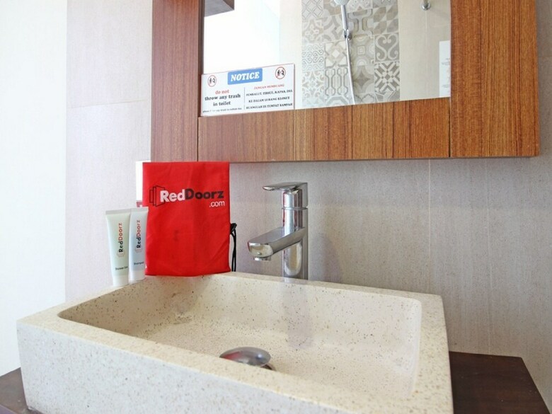 Hotel Reddoorz Plus Near Hartono Mall 2