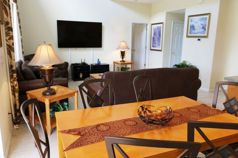 7br 4.5ba Home In Emerald Island Resort By Cv-2708