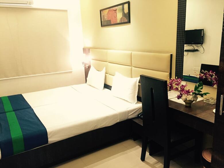 Hotel Crest Inn
