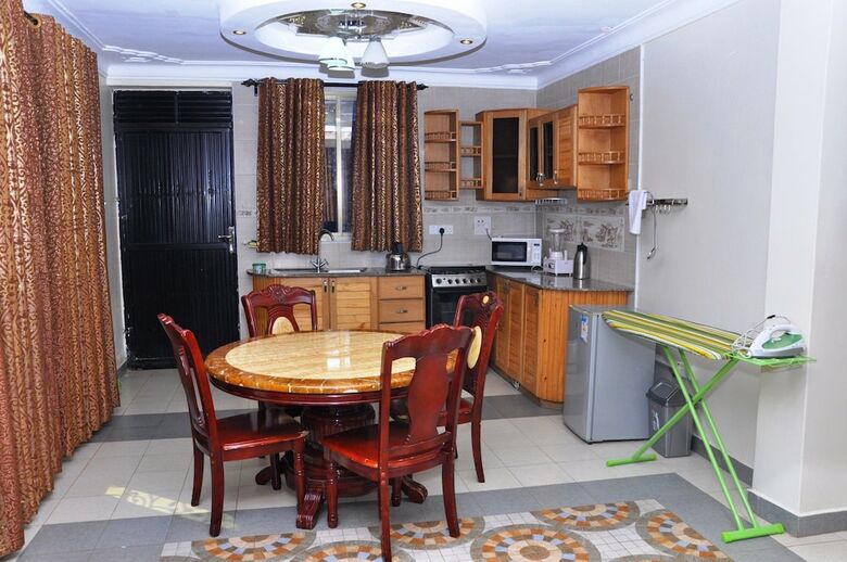 Evelyn Apartments