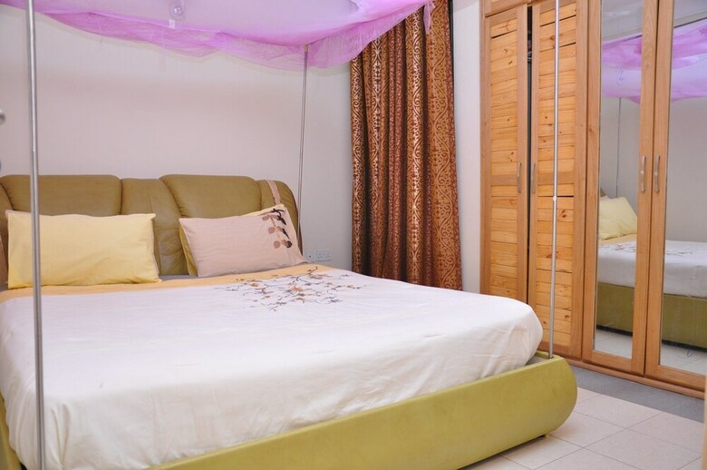 Evelyn Apartments