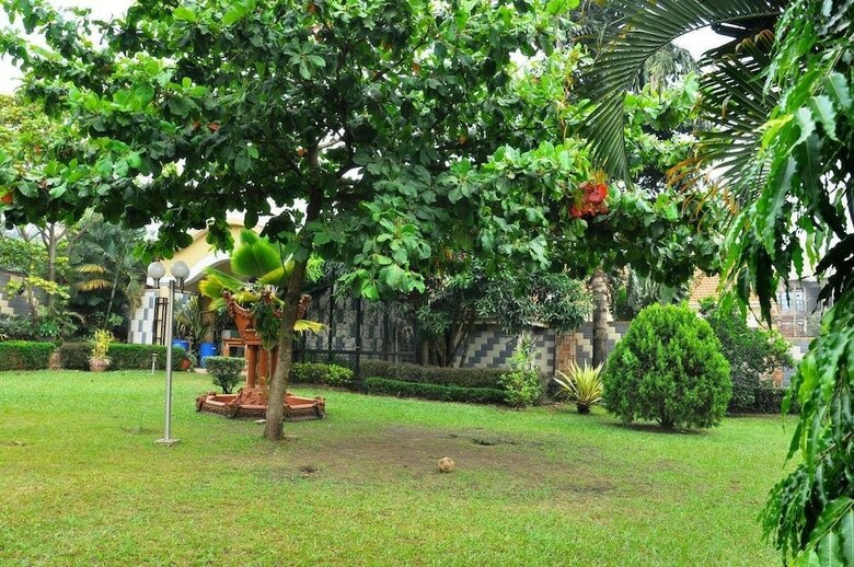 Evelyn Apartments