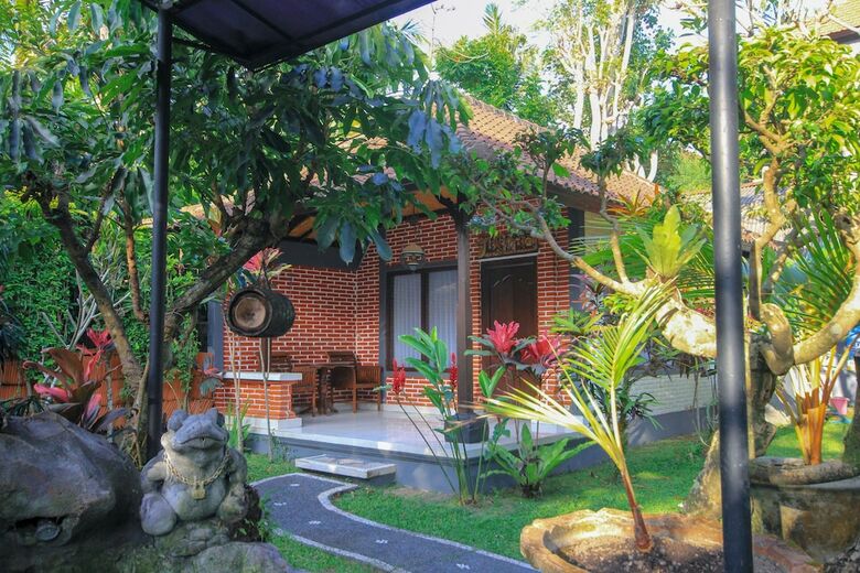Hotel Pramewari Homestay