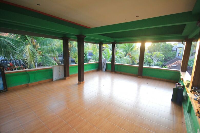 Hotel Pramewari Homestay