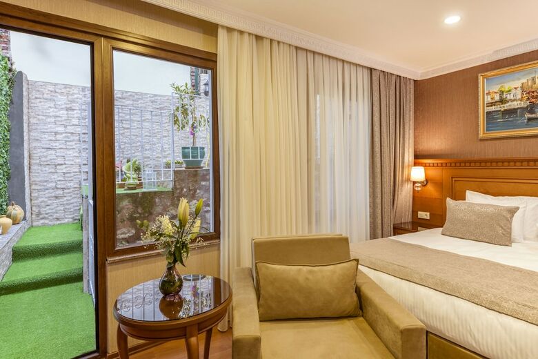Hotel Royan Suites