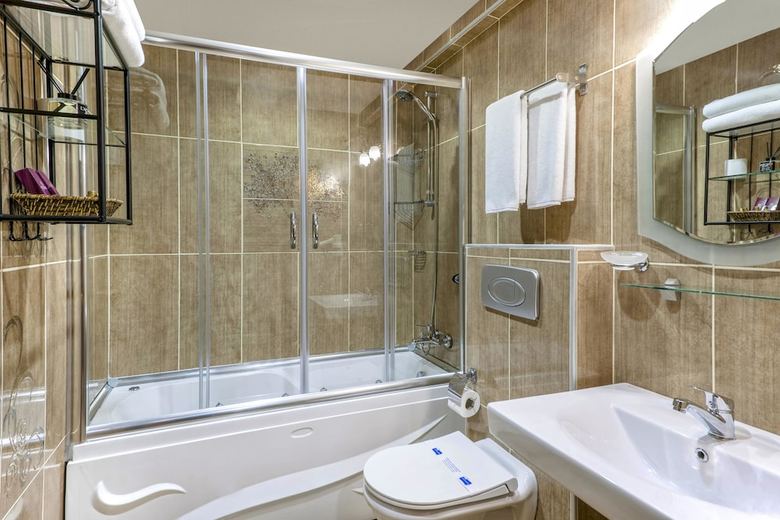 Hotel Royan Suites