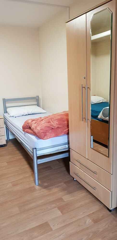Hostal Davies Court