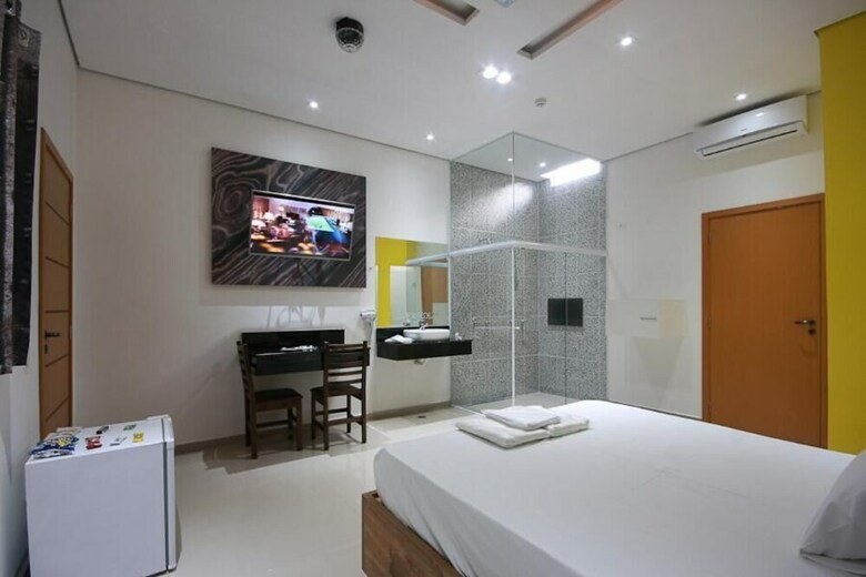 Liverpool Hotel & Motel