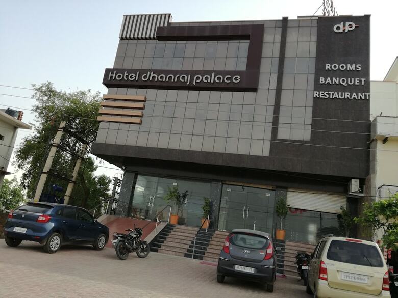 Hotel Dhanraj Palace