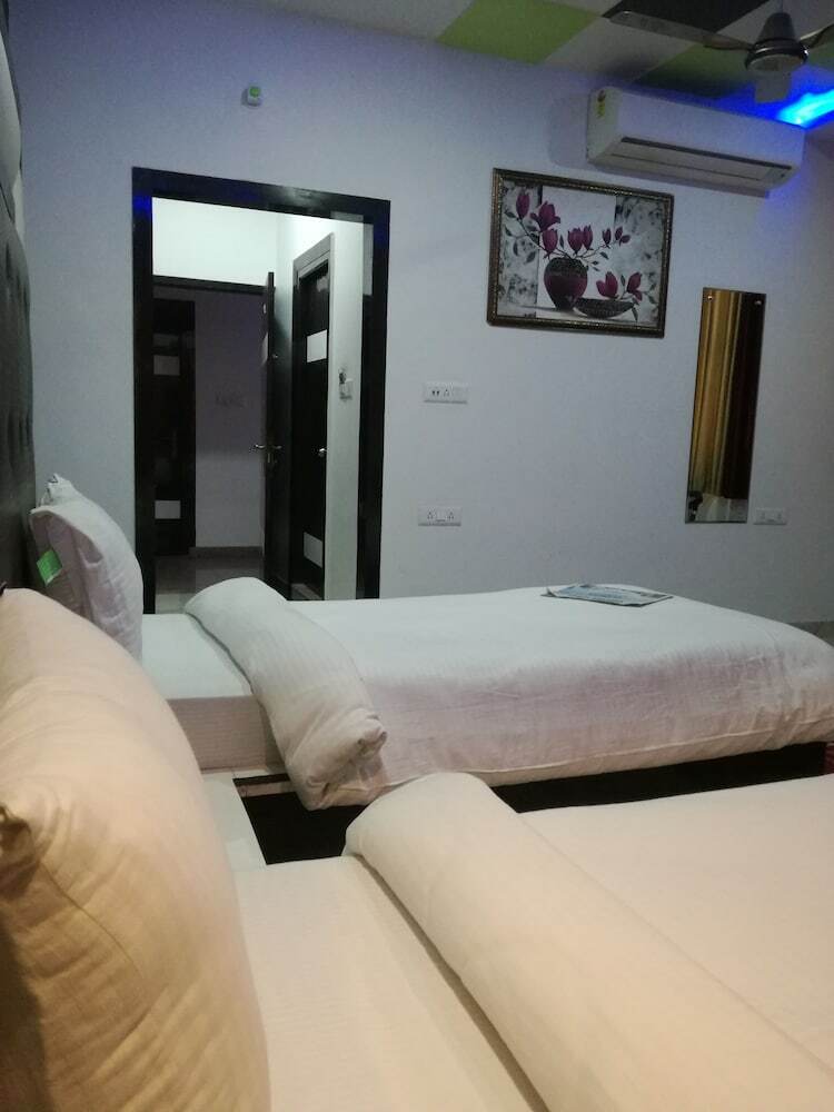 Hotel Dhanraj Palace