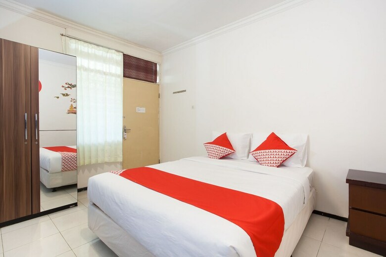 Hostal Oyo 143 Dukuh Kupang Residence