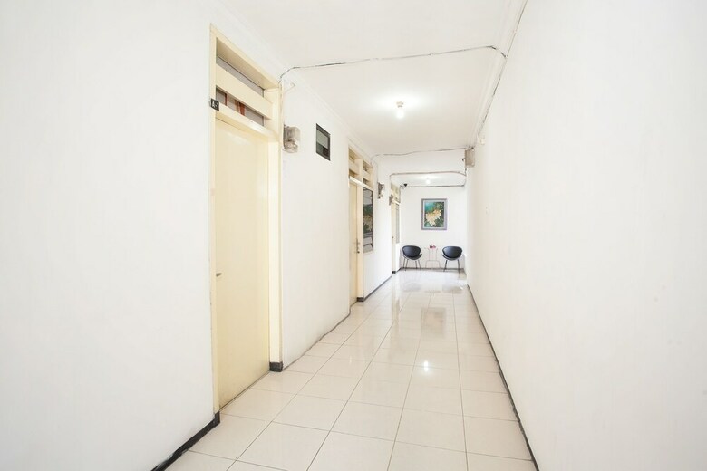 Hostal Oyo 143 Dukuh Kupang Residence