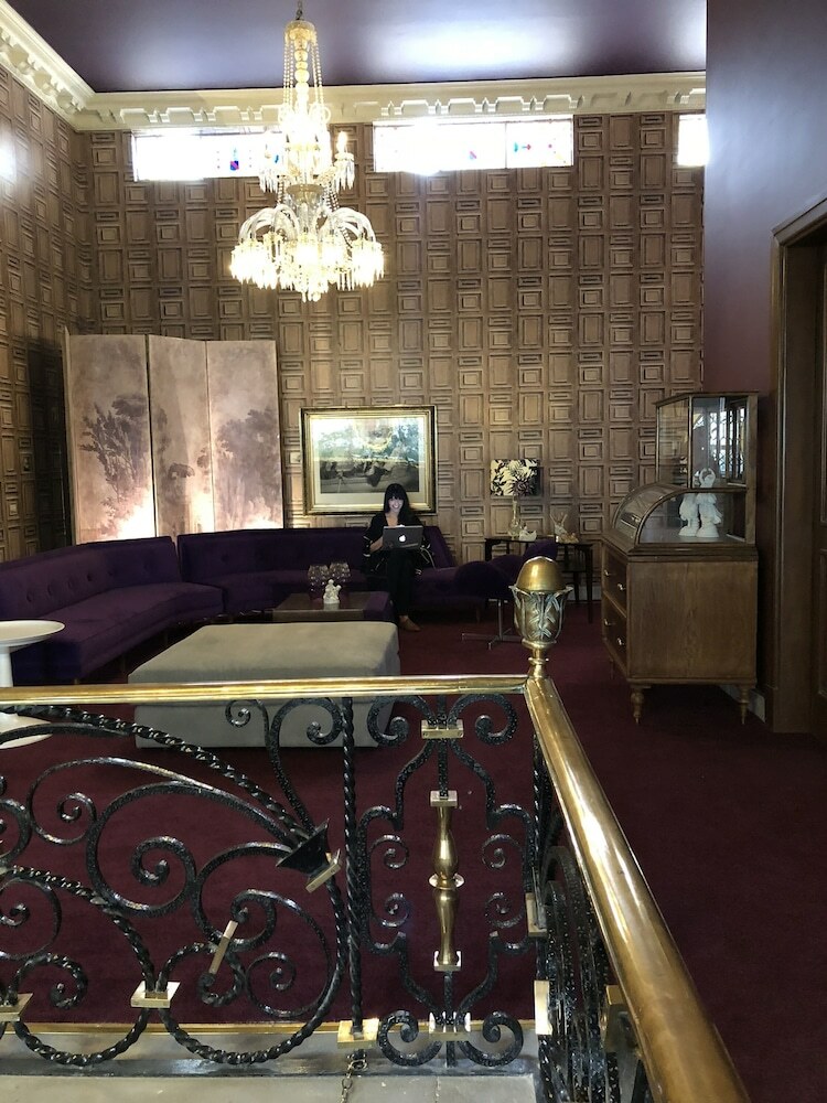 Bed & Breakfast Pug Seal Anatole France