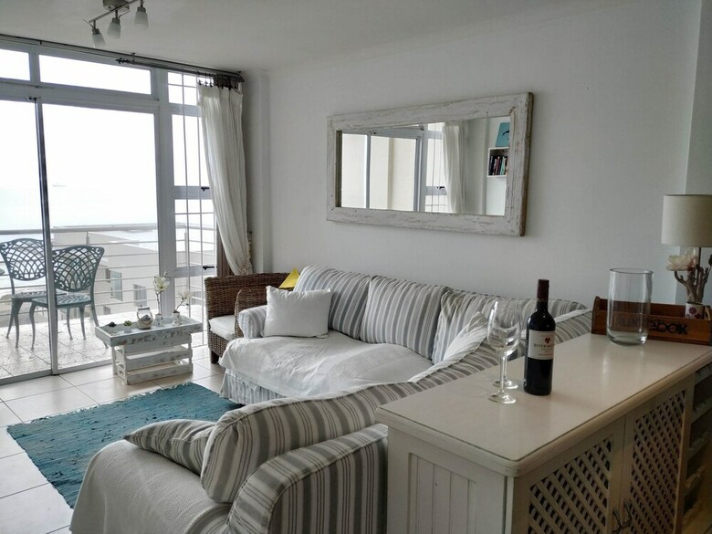 Apartamentos The Waves, Living By The Beach
