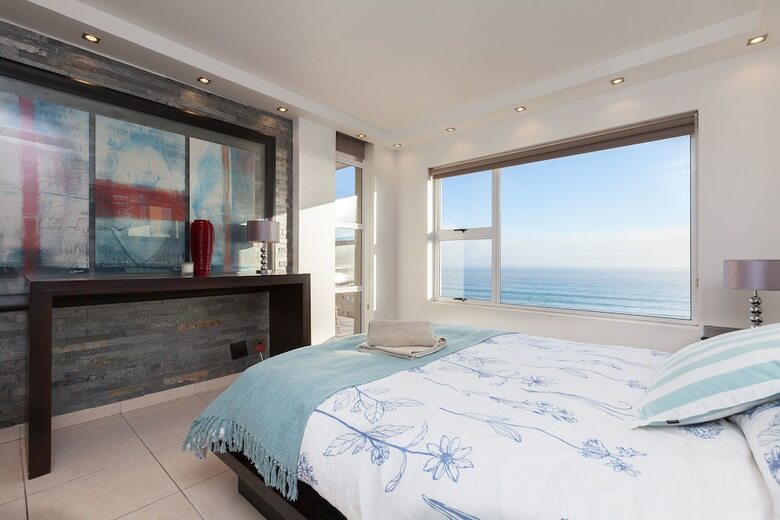 Apartamentos The Waves, Living By The Beach