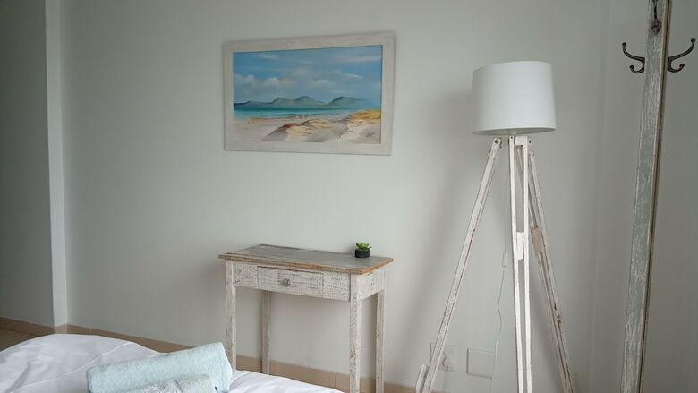 Apartamentos The Waves, Living By The Beach