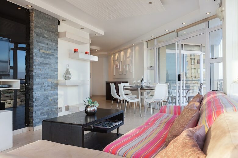 Apartamentos The Waves, Living By The Beach