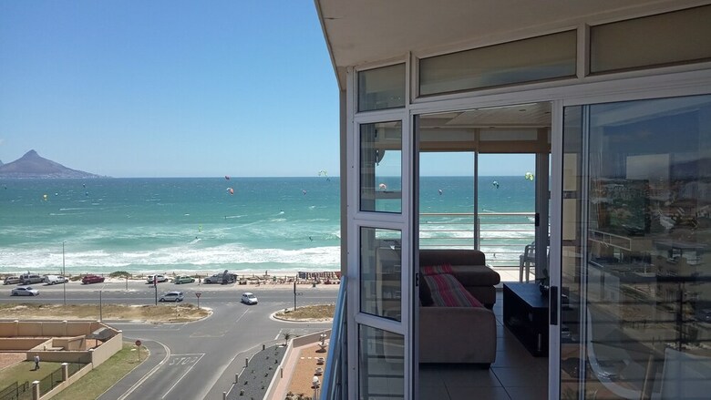 Apartamentos The Waves, Living By The Beach