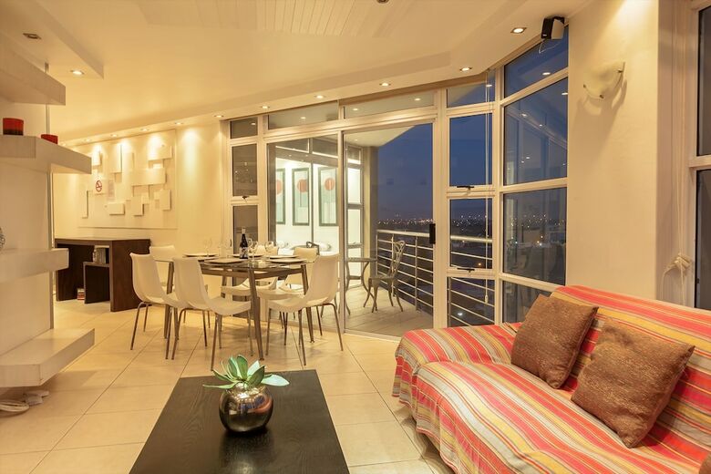Apartamentos The Waves, Living By The Beach