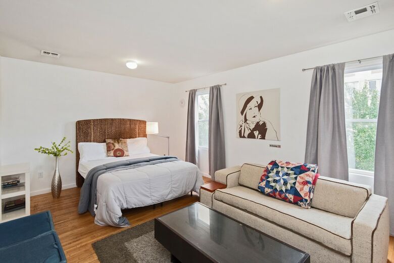 Hotel Racpanos Modern Stay On Forrest Street