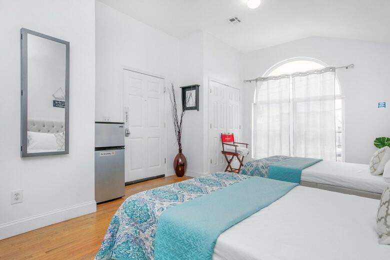 Hotel Racpanos Modern Stay On Forrest Street