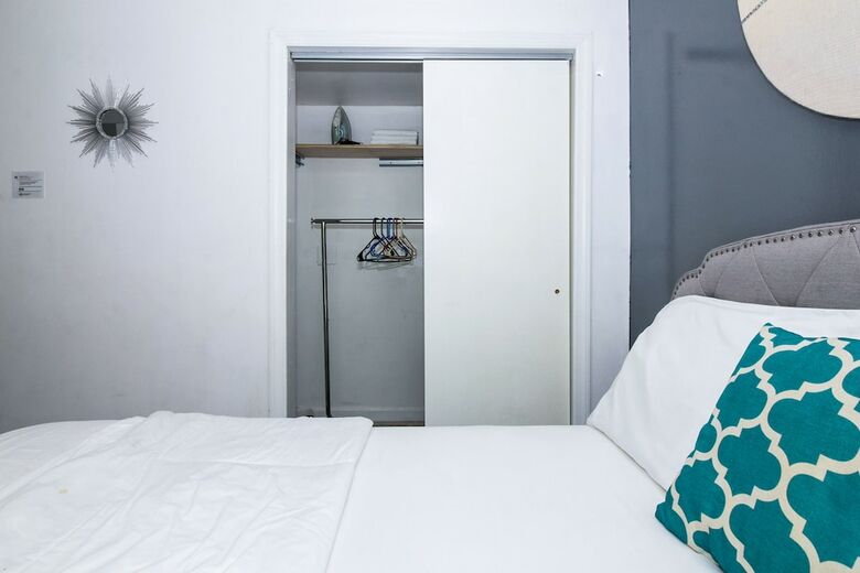 Hotel Racpanos Modern Stay On Forrest Street